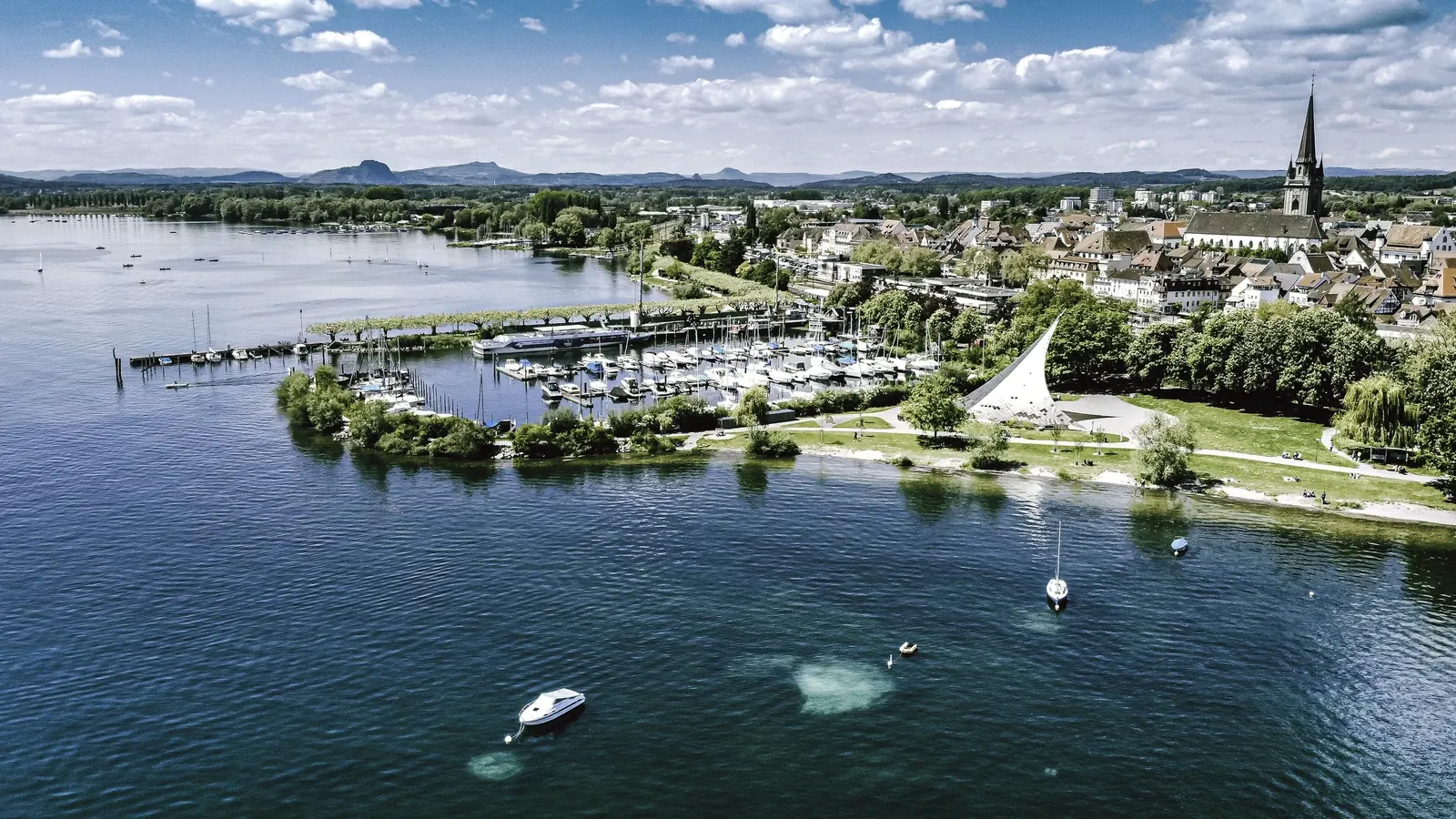 Luftbild von Yachthafen und türkisem Wasser