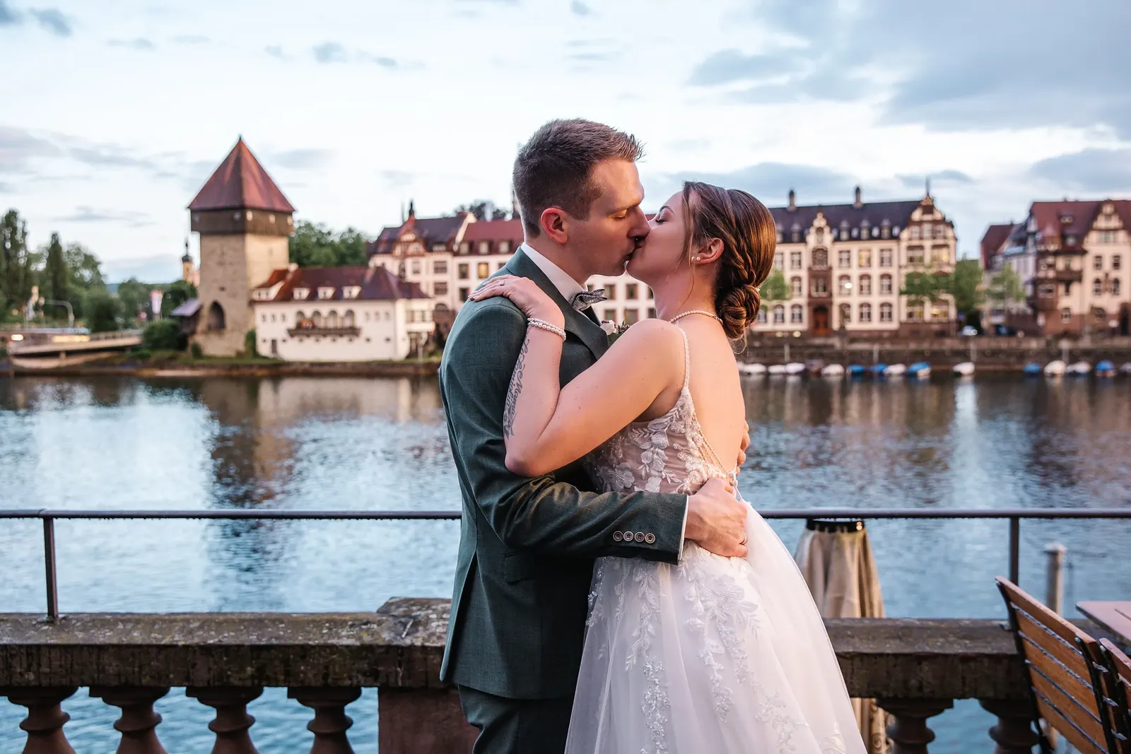 Brautpaar küsst sich an der Uferpromenade in Konstanz