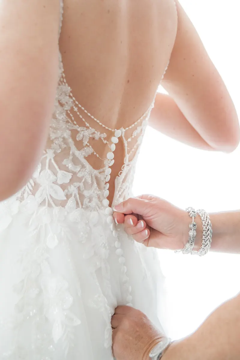 Das Brautkleid wird geschnürt