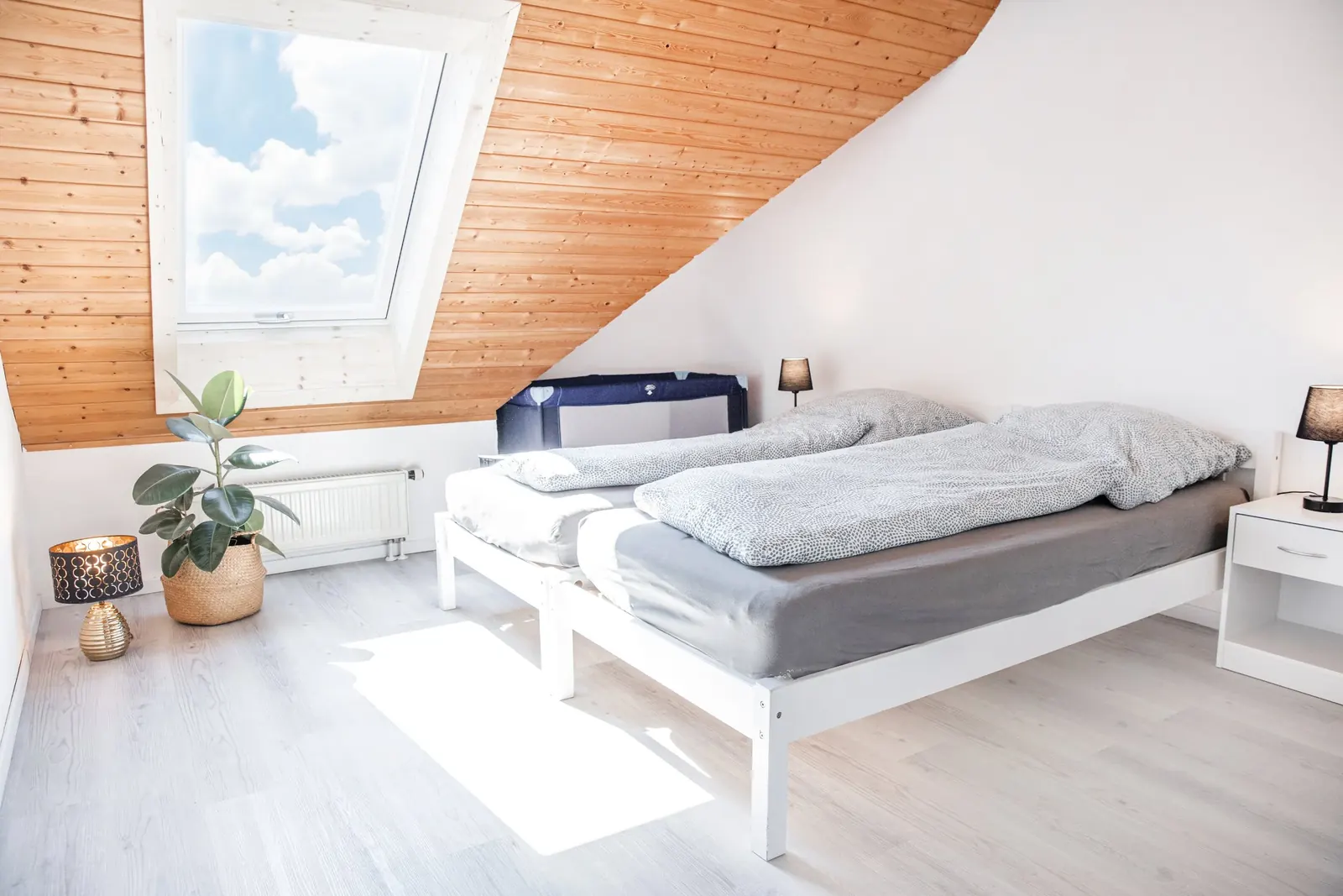 Helles Wohnzimmer mit Holzbalken
